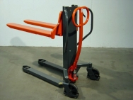 Pallet lifter with quick lift